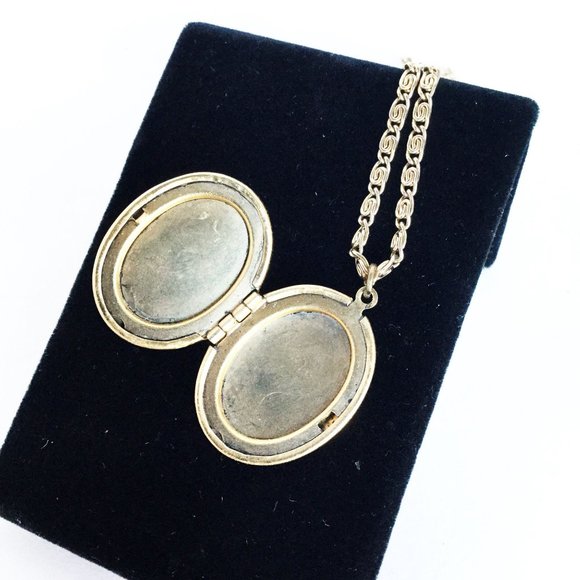 Vintage Celluloid Cameo Locket Necklace Oval Photo Pic Holder Keepsake Pendant - Picture 3 of 4